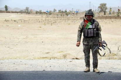 Un soldado monta guardia en un punto de control en el distrito de Maiwind en Kandahar.-MUHAMMAD SADIQ (EFE)