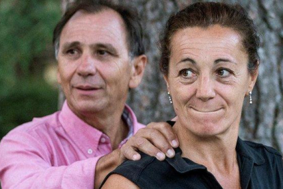 Dolores Fernández Ochoa y Adrián Federighi, hermana y cuñado de la desaparecida, atienden a los medios en Cercedilla (Madrid), donde continúa la búsqueda de Blanca.-EFE / RODRIGO JIMÉNEZ