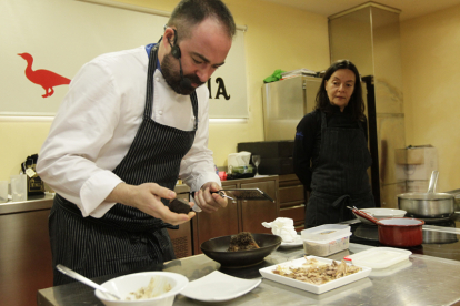 El chef David Pérez junto a su ayudante.-L.A.T