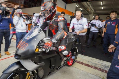 El tricampeón mallorquín de MotoGP, Jorge Lorenzo, ha estrenado hoy su Honda RC213V en el circuito de Valencia.-MIGUEL LORENZO