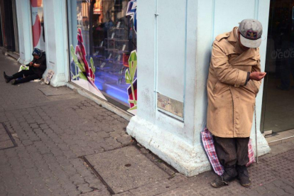 Ciudadanos pidiendo limosna en las calles de Sofía, Bulgaria.-DIMITAR DILKOFF / AFP