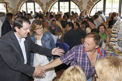 Fernández Mañueco saluda a unos de los miembros del PP en la comida del Día del Interventor. / V.G-