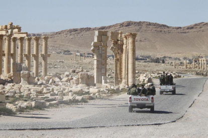 Soldados sirios circulan entre las ruinas de Palmira tras expulsar a los yihadistas del Estado Islámico.,-OMAR SANADIKI / REUTERS