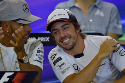 Fernando Alonso bromea con Lewis Hamilton durante la rueda de prensa previa al Gran Premio de Bélgica, este jueves.-AFP / LOIC VENANCE