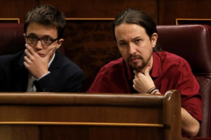 Pablo Iglesias e Íñigo Errejón en el pleno del Congreso.-JOSÉ LUIS ROCA