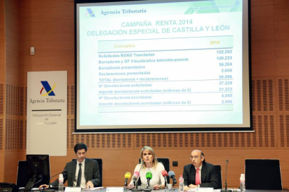 La delegada especial de la Agencia Estatal de Administración Tributaria en Castilla y León, Georgina de la Lastra(C), el jefe del departamento regional de Gestión Tributaria, Alberto Muñoz(D), y el el jefe del departamento regional de Informática Tributar-Ical