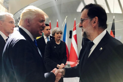 Donald Trump y Mariano Rajoy se saludan al inicio de la cumbre informal de la OTAN, en Bruselas.-