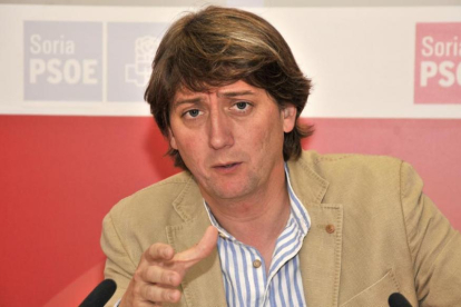 Carlos Martínez Mínguez en la sede socialista.