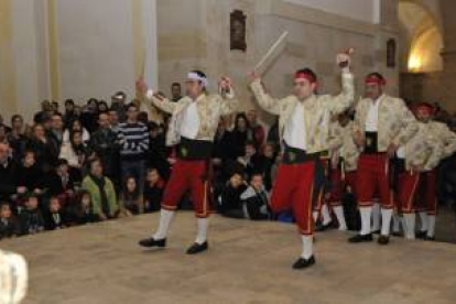 San Leonardo de Yagüe celebró el sábado el día de las Candelas con su tradicional danza del paloteo. La danza tiene un origen incierto, aunque son muchos los historiadores que le atribuyen un origen celtíbero. La danza se desarrolla en el interior de la iglesia, donde solo los hombres, pertrechados de sus palotes, llevan a cabo las once danzas que aún perduran.