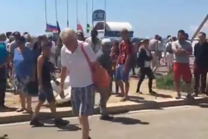 La reacción ante el lugar donde cayó abatido el terrorista de Niza.-