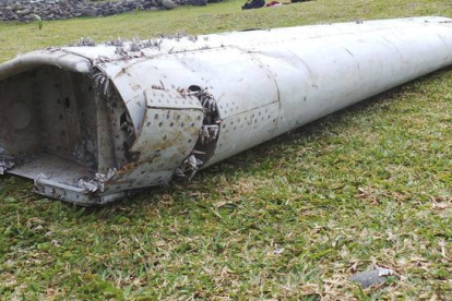 Fragmento de un ala del avión malasio desaparecido en el Índico en marzo del 2014.-Foto: EFE