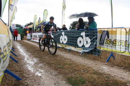 Alberto Báncora fue el ciclista más rápido ayer en completar el Desafío Valhondo en Pozalmuro.-HDS
