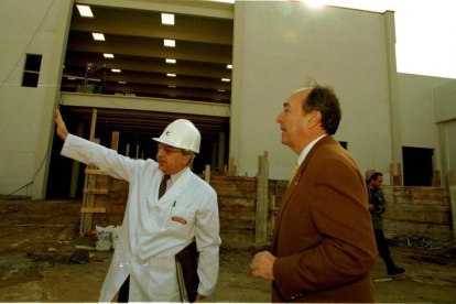 Antoni Pont (derecha) presidente de Borges en la presentación de la fábrica de Reus.-EL PERIÓDICO / ARCHIVO