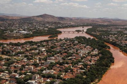 Foto tomada el 12 de noviembre en la que puede comprobarse el avance del lodo tóxico por los municipios que ahora se han quedado sin agua.-GABRIELA BILO / ESTADAO CONTEUDO