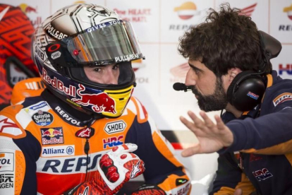 Santi Hernández, ingeniero de Marc Márquez, dialoga, en el box de Repsol-Honda, con el tricampeón catalán de MotoGP en Cheste (Valencia).-/ MIGUEL LORENZO
