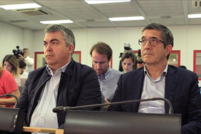 Patxi López, a la izquierda, el pasado domingo en la sede del PSOE.-EFE / VÍCTOR LERENA