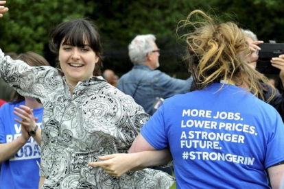 Dos mujeres participan en un baile durante un acto de apoyo a la campaña por la permanencia en Europa, en Edimburgo, el 22 de junio.-REUTERS / CLODAGH KILCOYNE