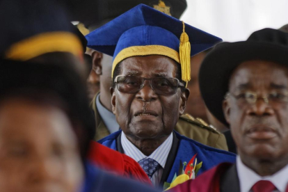 El presidente de Zimbabue reaparece en público en un acto de graduación en la capital del país, Harare.-/ AP / BEN CURTIS (AP)