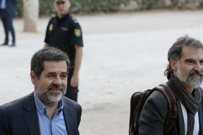 Jordi Sánchez y Jordi Cuixart a su llegada a la Audiencia Nacional, el pasado 16 de octubre.-JOSE LUIS ROCA