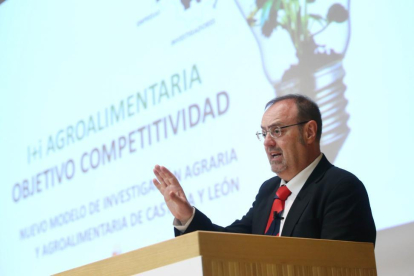 El consejero de Educación, Fernando Rey, inaugura la jornada y expone la Estrategia Regional de Investigación e Innovación y para una Especialización Inteligente y su importancia en el sector agrario y agroalimentario.-ICAL