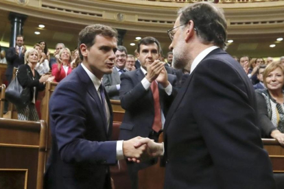Mariano Rajoy va a saludar a Albert Rivera para agradecerle su apoyo en la investidura, el pasado sábado 29 de octubre.-EFE / JUAN CARLOS HIDALGO