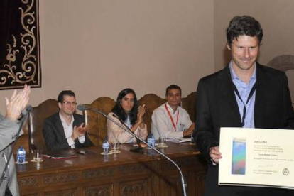 El matemático Carlos Beltrán recibe el premio José Luis Rubio de manos de  Adolfo Quirós. / VALENTÍN GUISANDE-
