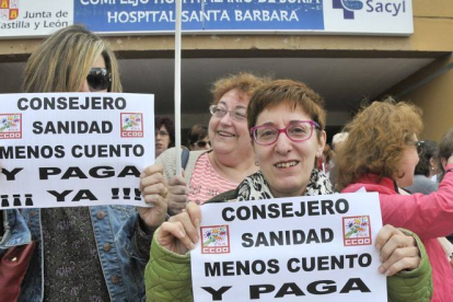 Trabajadores de la sanidad soriana ayer a las puertas del hospital de Santa Bárbara.-VALENTÍN GUISANDE