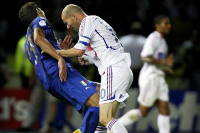El cabezazo de Zidane a Materazzi, en la final del Mundial 2006.-REUTERS / PETER SCHOLS