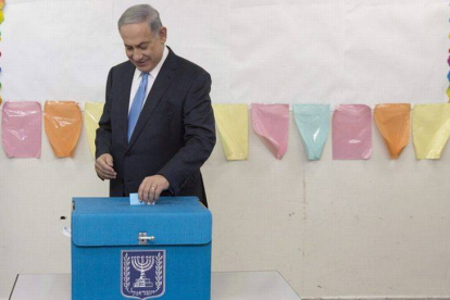 El primer ministro, Binyamin Netanyahu, deposita su voto en un colegio de Jerusalén, este martes.-Foto: EFE / SEBASTIAN SCHEINER / POOL