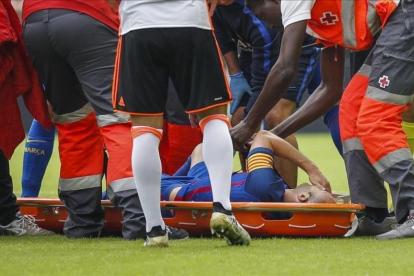 Iniesta abandona en camilla Mestalla tras sufrir una lesión en la rodilla derecha.-MIGUEL LORENZO