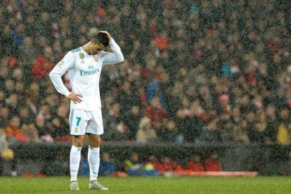 ristiano Ronaldo, desolado bajo la lluvia en San Mamés.-/ AFP / ANDER GILLENEA