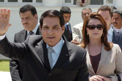 Ben Alí y su esposa, Leila, en una imagen tomada en mayo del 2010.-FETHI BELAID (AFP)
