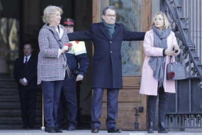 Irene Rigau, Artur Mas y Joan Ortega, a la salida de la Generalitat, antes de dirigirse al Palau de Justícia, el lunes 6 de febrero.-FERRAN NADEU