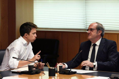 Los candidatos del PSOE y Más Madrid a la Comunidad, Ángel Gabilondo e Íñigo Errejón, durante la reunión de este jueves en la Asamblea de Madrid.-VICTOR LERENA (EFE)