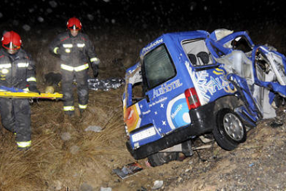 Los bomberos que trabajaron en la excarcelación de la víctima y la furgoneta accidentada. / VALENTÍN GUISANDE-