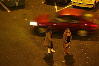 Unas prostitutas en una calle de Barcelona-ELISENDA PONS