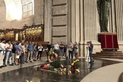 Últimos visitantes de la tumba de Franco en la basílica de la Santa Cruz, el templo del Valle de los Caídos, media hora antes de la orden de cierre del monumento para los trabajos de exhumación.-DAVID CASTRO