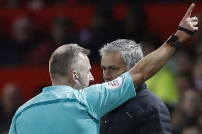 El árbitro expulsa a José Mourinho.-REUTERS / CARL RECINE