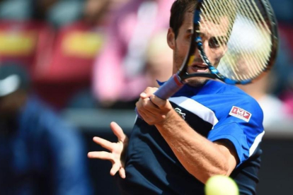 Albert Ramos conecta un golpe de derecha en la final ante Fernando Verdasco.-AFP / BJORN LINDGREN