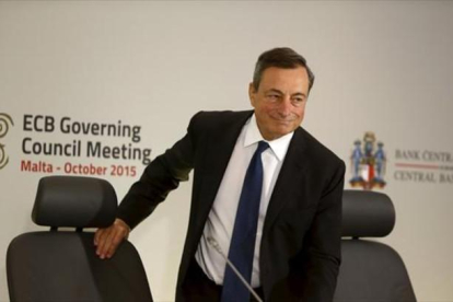 Draghi comparece ante los periodistas para informar de las decisiones del consejo de gobierno del BCE, celebrado en Malta, ayer.-REUTERS / DARRIN ZAMMIT LUPI