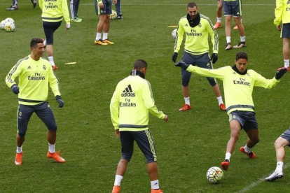 Ronaldo, Benzema y Varane, durnate el entrenamiento de este viernes en Valdebebas.-EFE / J. P. GANDUL