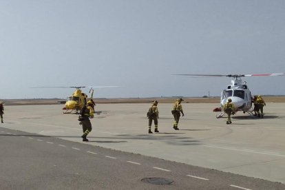 Profesionales de la BRIF de Lubia camino de sus helicópteros en Lérida para enfrentarse a un incendio forestal. HDS