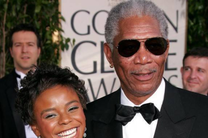E'Dena Hines y Morgan Freeman, en la gala de los Globos de Oro del 2005.-Foto:   AFP / KEVIN WINTER