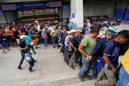 Cientos de migrantes centromareicanos a su paso por la ciudad de Queretaro Mexico.-EFE JAQUELINE LOPEZ