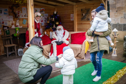 Papá Noel recibe a los niños sy escucha sus deseos de regalos para estas navidades. GONZALO MONTESEGURO