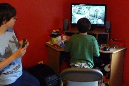 Dos menores juegan al videojuego Assasins Creed 2.-EL PERIÓDICO