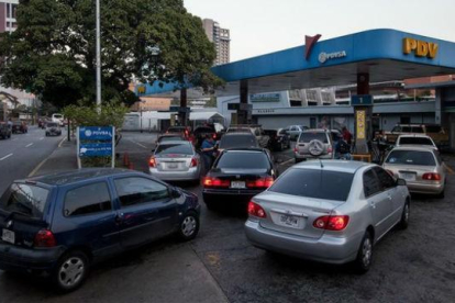 Vehículos hacen cola para abastecerse de gasolina, en una estación de servicio de Caracas, el 17 de febrero.-EFE / MIGUEL GUTIERREZ