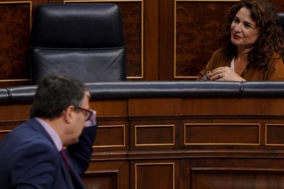 La ministra de Hacienda, María Jesús Montero, y el portavoz del PNV, Aitor Esteban, en el pleno del Congreso.-JOSE LUIS ROCA