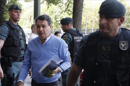 El expresidente de Madrid, el popular Ignacio González, antes del registro de su despacho, el pasado 19 de abril.-EFE/ BALLESTEROS