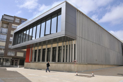 Exterior del nuevo mercado municipal.-VALENTÍN GUISANDE